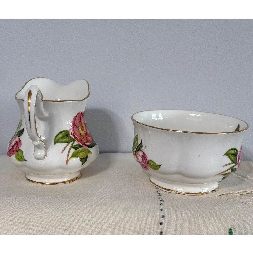 Paragon Camelia Series Hana-Fuki Creamer and Sugar Bowl Set Fine Bone China Gold